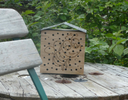 Insektenhotel Wildbienen Honigbiene Massivholz